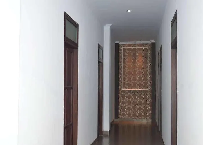 Oyo 1631 Aristo Home